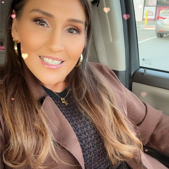 Meet your Posher, Lisa - Picture 2 of 2